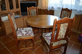 Kulatý jídelní stůl a židle