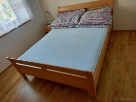 Prodám dřevěnou manželskou postel - 160/205cm