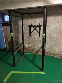 Bench, kladka a dřepovací klec za odvoz