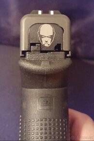 Glock 17, 19 , 26.... zdobené čelo závěru. Punisher