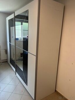 Velká šatní skříň se zrcadlem