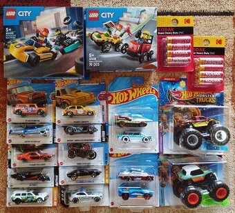 16x hot wheels autíčka, 2x Lego, baterky
