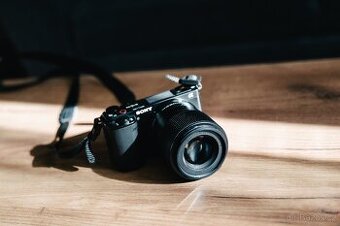 Sony ZV-E10 + Sigma 30mm f/1.4 DC DN | C + 3 baterie + nabíj