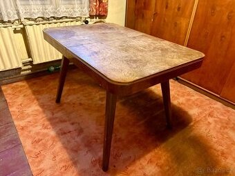 Rozkládací dřevěný stůl