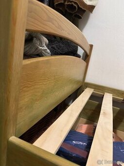 Dřevěná postel s úložným prostorem