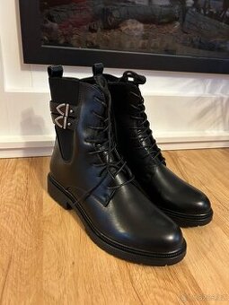 Černé kotníkové boty 39