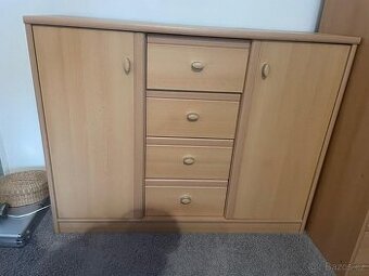Komoda s policemi a šuplaty