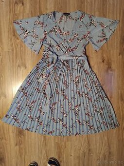 plisované šaty PrettyLittleThing