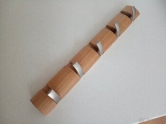 Nástěnný věšák Umbra s výklopnými háčky