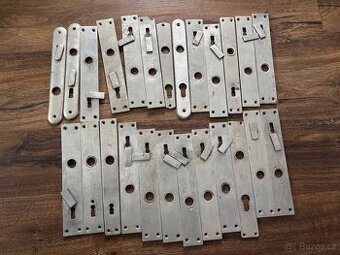 Dveřní štítky, kování