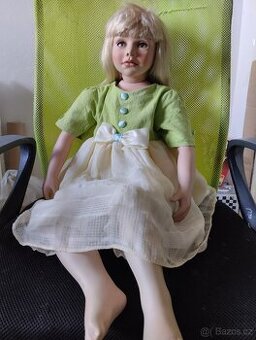 Značená porcelánová panenka sedící