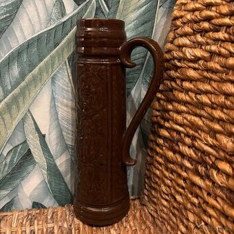 Retro keramický korbel na pivo – vysoký, reliéfní motiv