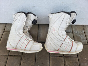 Boty na snowboard