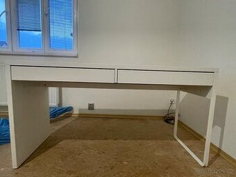 psací stůl Micke Ikea