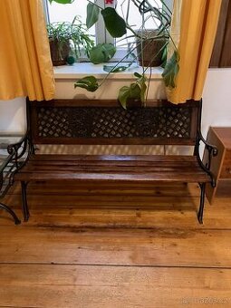 Stylová dřevěná lavička s litinou – vintage
