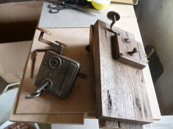 Staré krabicové zámky s klikou a klíčem,patina stáří