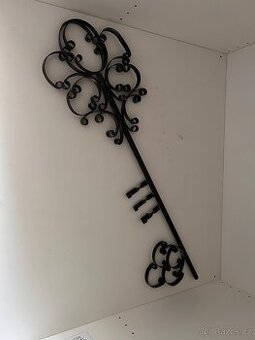 Kovový věšák na klíče – dekorativní klíč