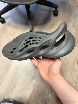 Adidas Yeezy Foam RNNR Carbon