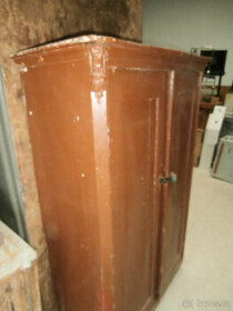 Skříň starožitná dřevěná s vnitřní zásuvkou za 2.000 kč - 1