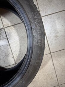 235/40 R19