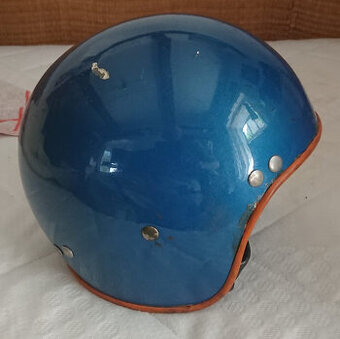 Retro prilba na motorku