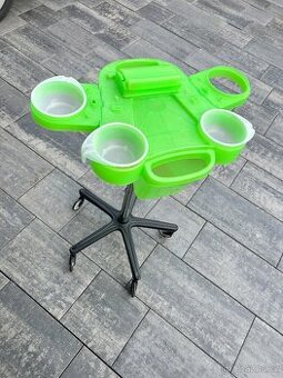 Kadeřnický pojízdný stolek na barvení