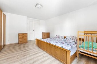 Postel 200 x 200 cm, uzavřená z obou stran,  top stav - 1