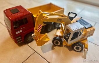 Prodám nákladní auto Man s bagrem Bruder