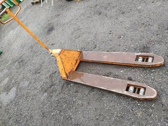 Ruční paletový vozík Kovo Cheb, v provozu, bez gumy