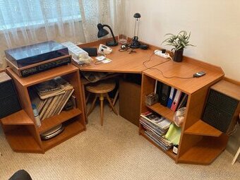 Rohový psací stůl se dvěma regály – zdarma za odvoz