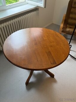 Jídelní stůl kulatý masivní