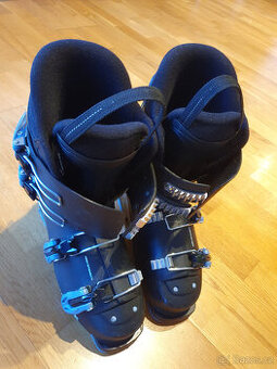 Dětské lyžáky WEDZE 500 24-24,5 Barva: KOUŘOVĚ ČERNÁ