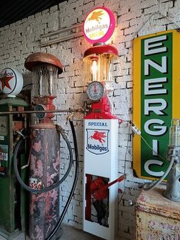 Starý benzínový stojan Themis, po renovaci, dekorace, funční