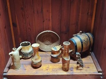 drevena dekorace, soudek a korbele