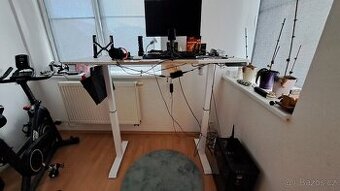 polohovatelný stůl