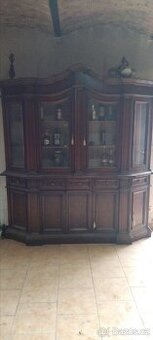 Prosklená vysoká vitrína