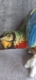 Stará soška papouška