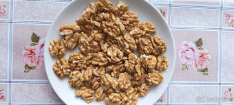 Loupané vlašské ořechy - - viz text