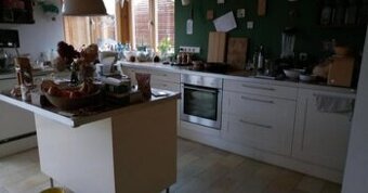 Rohová linka s ostrůvkem a spotřebiči,6377