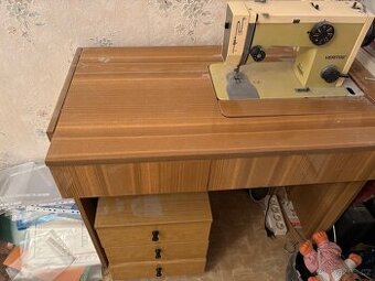 Šicí stroj se stolem