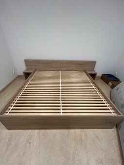 Postel 200x200 cm s roštem a nočními stolky