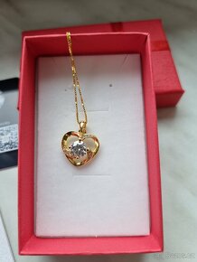 Zlatý náhrdelník ve tvaru srdce s čirým moissanitem 1ct.