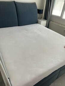 Čalouněná postel 180x200 s roštem a matrací