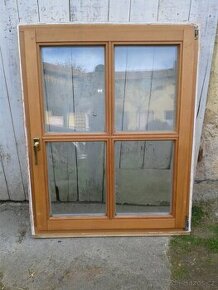 Dřevěné okno 97 x 124 cm - prasklé sklo