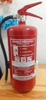 prodám  práškový hasicí přístroj 34A,183B/C s revizí.