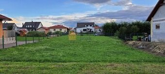 Prodej pozemku se stavebním povolením na hezkém a klidném mí