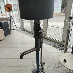 Stojací lampa
