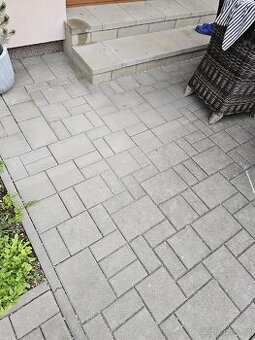 Dlažba velice zachovalá 40m2
