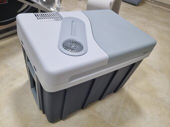 Nabízím k prodeji nepoužívaný chladící cestovní 40 l box