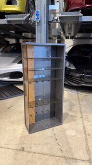 Custom závěsná skříňka na klíče – vyrobená pro petrolheady